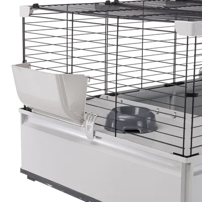 Kleintierkäfig mit Metall-Gitterwänden, Kunststoff-Futtertrog und grauem Futternapf. Unterer Bereich aus weissem Kunststoff.