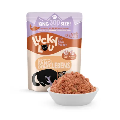 Lucky Lou Katzenfutter für Erwachsene, King 300 Size, Geflügel & Lachs mit Zucchini, ohne Getreide, ohne Zuckerzusatz. Der Fang deines Lebens.