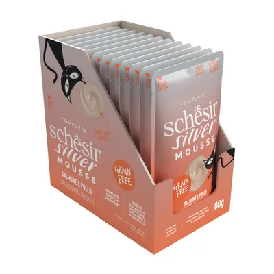 Schesir Silver Mousse, sin cereales, sabor salmón y pollo, 80g. Apoya el sistema inmunitario, vitaminas y minerales equilibrados. Para gatos mayores de 11 años.