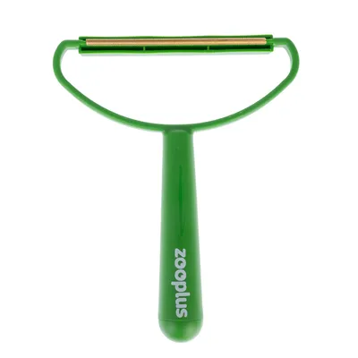 Zöld szőrápoló fésű fém pengével és Zooplus logóval a nyélen, alkalmas laza szőr eltávolítására.