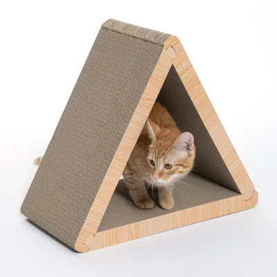 Dreieckiges Kratzmöbel aus Holz und Karton mit einer Katze im Inneren. Geeignet zum Kratzen und Verstecken.