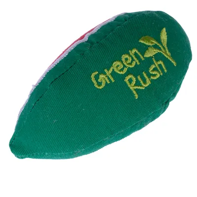 Juguete de tela verde con la inscripción amarilla 'Green Rush' y motivo de hoja.