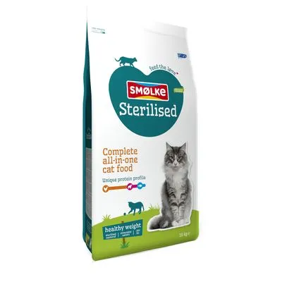 Smølke Sterilised Complete all-in-one cat food, unique protein profile, healthy weight, 10 kg zak met afbeelding van een kat op de verpakking.