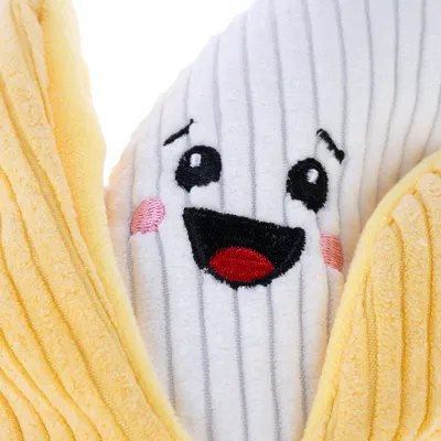 Plyschleksak i form av en banan med broderat ansikte, gula skal och vitt inre. Passar för husdjur att leka med.