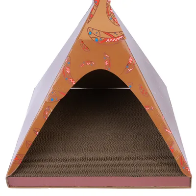 Abris en carton en forme de tipi avec surface intérieure en carton ondulé, motifs de plumes colorées visibles sur les parois extérieures.