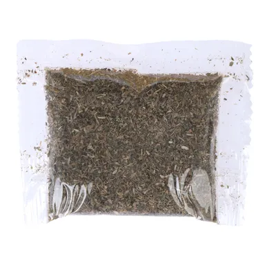 Sachet transparent contenant des herbes séchées, sans marque ni texte visible.