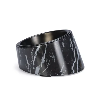 Schwarzer Futternapf mit schrägem Design und Marmoroptik, aus Metall.