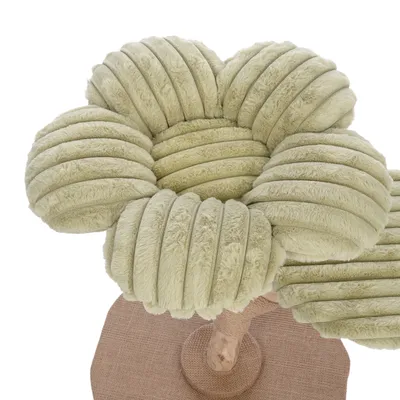 Cama para gatos en forma de flor, acolchada y cubierta de felpa beige, sobre base de tela marrón y poste central visible.