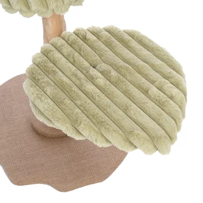 Árbol rascador con plataforma acolchada de felpa verde y base estable de yute marrón.