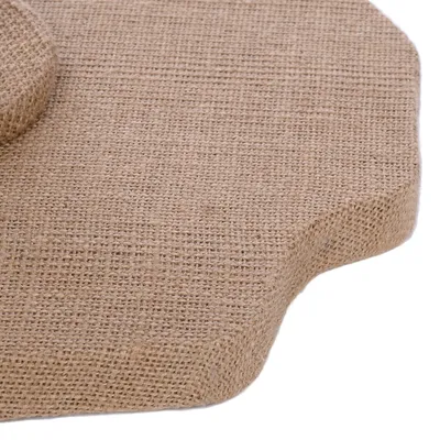Primer plano de una superficie de yute beige con textura estructurada.