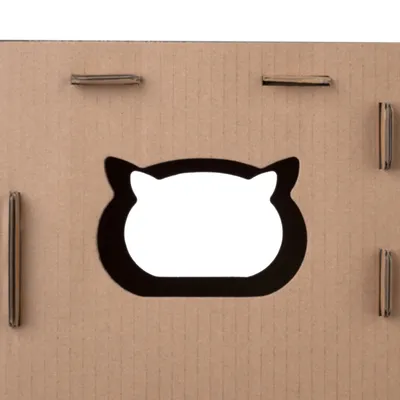 Karton mit Ausschnitt in Katzenkopf-Form, geeignet für DIY-Projekte oder als Teil eines Katzenspielhauses.
