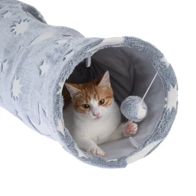 Katzentunnel aus grauem Plüsch mit Sternenmuster, integrierter Spielball und Katze im Inneren.