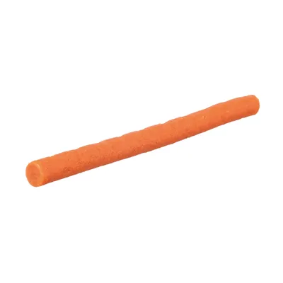 Długi, pomarańczowy stick przekąskowy z prasowanego materiału, odpowiedni jako smakołyk lub gryzak.