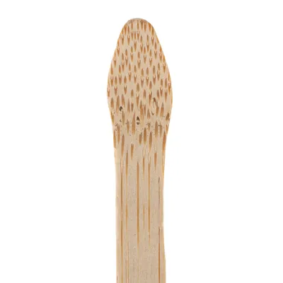 Detailný záber na drevený materiál s prirodzenou kresbou a hladkým povrchom, vhodný na remeselné alebo dekoratívne účely.