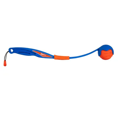 Chuckit! Ballwerfer in Blau mit orangefarbenem Griff und Ball. Auf dem Ball steht 'FETCH IT'.