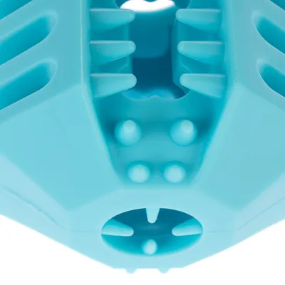 Primo piano di un gioco blu con nodi e aperture, adatto per gioco interattivo o da riempire con snack.