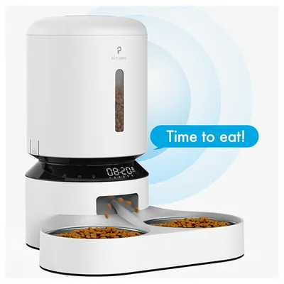 Automatischer Futterspender Petlibro mit digitaler Anzeige, zwei Futterschalen und Text 'Time to eat!'.