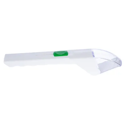 Fehér műanyag etetőkanál zöld tolókapcsolóval és átlátszó mérőrésszel az állateledel pontos adagolásához.