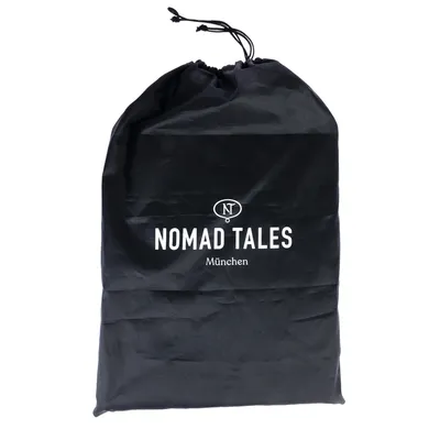 Nomad Tales München. Czarny worek ze sznurkiem i nadrukiem logo.
