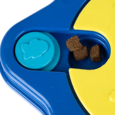 Giocattolo con design blu-giallo e scomparto per crocchette, adatto per intrattenere pet.
