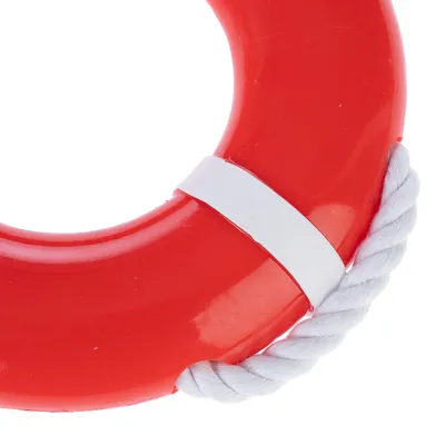 Rød plastikring med hvidt reb og bånd, egnet som legetøj eller tilbehør.