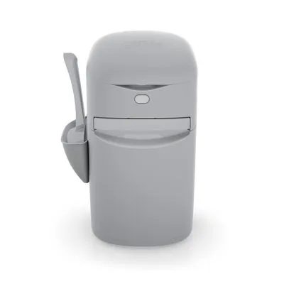 Grijze kunststof container met deksel en drukknop, voorzien van een schepje in houder aan de zijkant. Merknaam niet duidelijk zichtbaar.