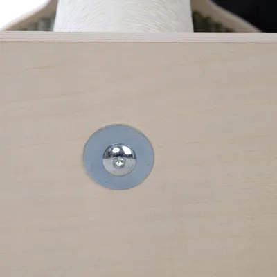 Primer plano de una placa de madera con tornillo metálico y fijación visible. Muestra el acabado del producto.