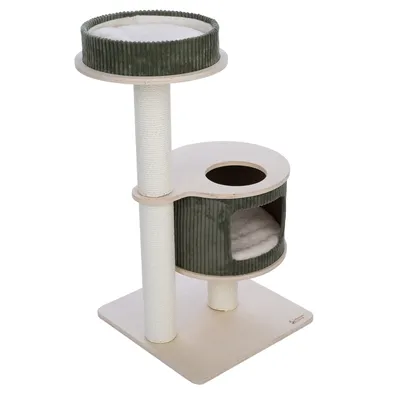 Arbre à chat avec deux poteaux en sisal, une niche ronde recouverte de tissu vert côtelé et un plateau supérieur rond avec coussin blanc. Base et plateaux en bois clair.