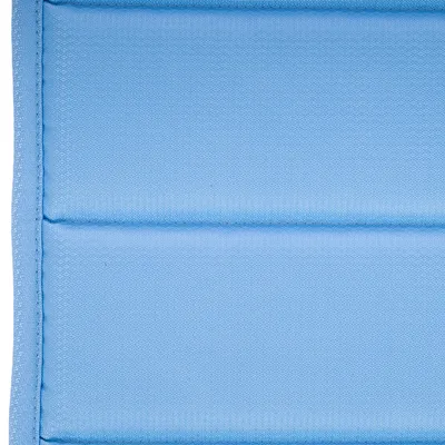 Zbliżenie na niebieski, pikowany materiał tekstylny z poziomymi szwami.