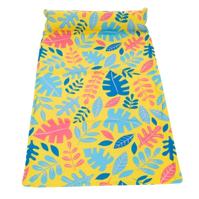 Żółta mata z kolorowym wzorem liści w niebieskim, różowym i zielonym kolorze. Odpowiednia jako podkładka lub dekoracja.