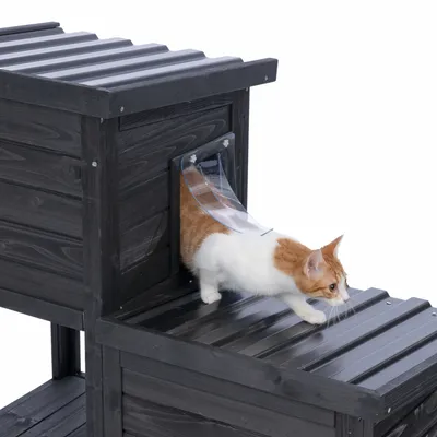 Holz-Katzenhaus mit transparenter Klappe, Katze verlässt das Haus durch die Öffnung.