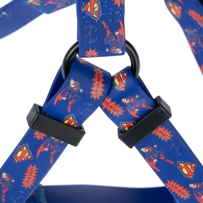 Niebieskie szelki dla psa z motywami Superman, w tym logotypy i wzory komiksowe. Regulowane paski z czarnymi elementami z tworzywa sztucznego.