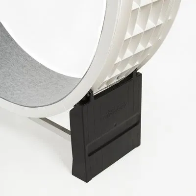 Detail van kunststof en metalen standaard met grijze binnenkant van een grote loopwiel voor huisdieren, zicht op structuur en materiaal.