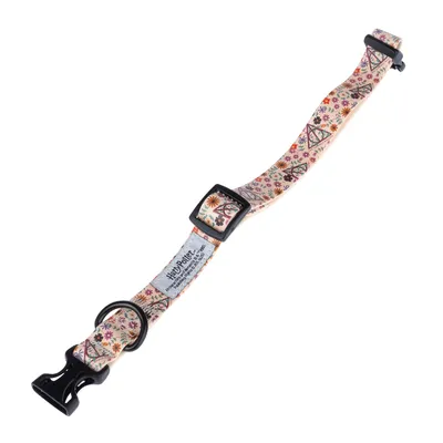 Verstellbares Halsband mit Blumenmuster, Kunststoffverschluss und Metallring. Labelaufschrift: 'Hey!Bobby'.