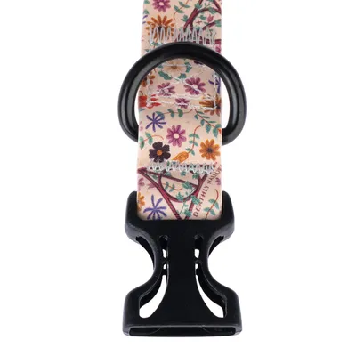 Beiges Halsband mit Blumenmuster, schwarzer Klickverschluss und Metallring.