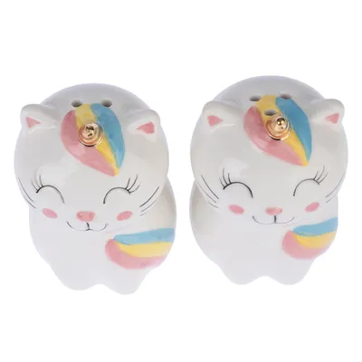 Duo de salière et poivrière en céramique blanche, forme de chats souriants avec motifs colorés bleu, jaune et rose sur la tête et le corps, bouchon doré sur le dessus.