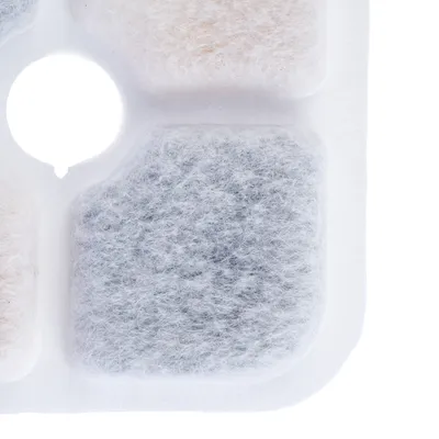 Nahaufnahme eines weissen und grauen Filtermaterials, vermutlich für Wasser- oder Luftreinigung.