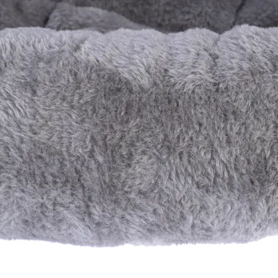 Primer plano de material gris y suave, posiblemente adecuado para productos para mascotas como camas o mantas.