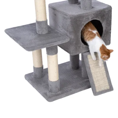 Rascador gris de varios niveles con postes de sisal y cueva. Gato sale de la cueva por una superficie rascadora inclinada.