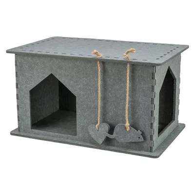 Graues Katzenhaus aus Filz mit zwei Eingängen und hängendem Spielzeug in Form einer Maus an Seilen.