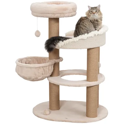 Kratzbaum mit drei Ebenen, Sisalstämmen, Plüschbezügen und Hängemulde. Katze sitzt auf der oberen Plattform.