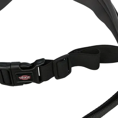 Zwarte riem met kliksluiting en Trixie-logo, verstelbaar met gesp.