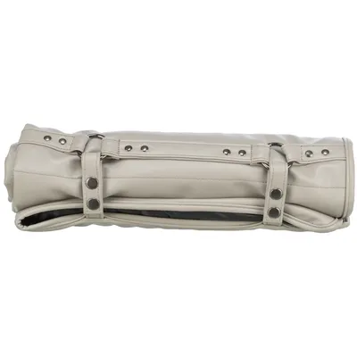 Zusammenrollbare beige Tasche mit Metallknöpfen und Riemen, geeignet für Transport oder Aufbewahrung.
