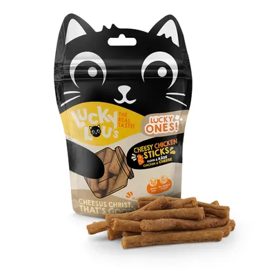 Lucky Lou's Cheesy Chicken Sticks с пиле и сирене. Опаковката показва името на продукта, съставките и указания: без зърнени храни, без добавена захар. Видими снаксове пред опаковката.