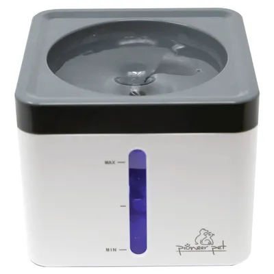Pioneer Pet Trinkbrunnen mit Wasserstandsanzeige, Max- und Min-Markierungen, graue Oberseite und weißes Gehäuse.
