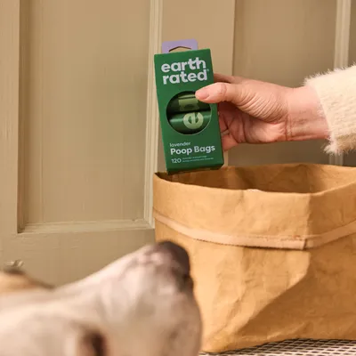 Hand hält Verpackung von Earth Rated Lavendel Poop Bags, 120 Stück. Umweltfreundliche Hundekotbeutel mit Lavendelduft.