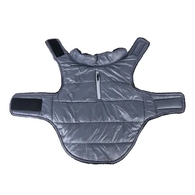 Manteau pour chien gris en tissu matelassé, fermeture à scratchs sur les côtés et le cou, poche zippée visible sur le dos.