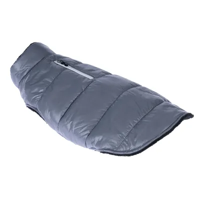 Manteau matelassé gris pour chien avec fermeture éclair sur le dessus, matière extérieure aspect nylon, doublure intérieure visible en tissu noir.