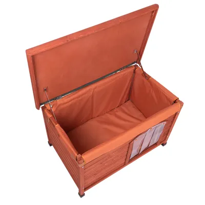 Holztruhe mit aufklappbarem Deckel, innen gepolstert mit orangefarbenem Stoff und seitlichen Taschen aus transparentem Material.