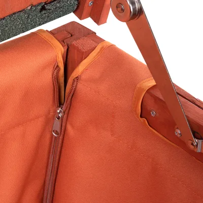 Detailansicht eines orangefarbenen Stoffbezugs mit Reissverschluss, befestigt an einem Holzrahmen mit Metallhalterung.